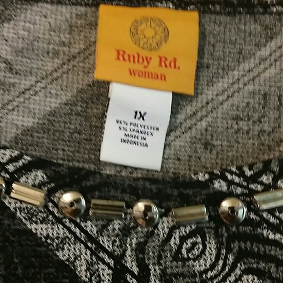 Ruby Rd. Woman Black Print Silver Stud Top - Picture 2 of 2